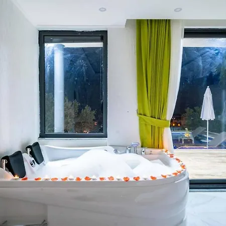 Kalkan Deniz Manzarali Havuzlu Bahceli Villa