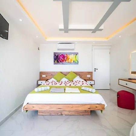 Kalkan Deniz Manzarali Havuzlu Bahceli Villa *