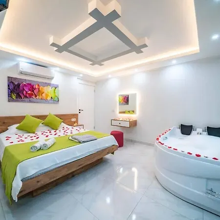 Kalkan Deniz Manzarali Havuzlu Bahceli Villa *