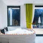 Kalkan Deniz Manzaralı Havuzlu Bahçeli Villa