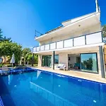Villa Kalkan Deniz Manzaralı Havuzlu Bahçeli