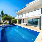 Kalkan Deniz Manzaralı Havuzlu Bahçeli Villa