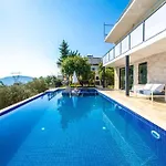 Kalkan Deniz Manzaralı Havuzlu Bahçeli Villa Kaş