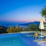 Kalkan Deniz Manzaralı Havuzlu Bahçeli Villa