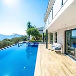 Kalkan Deniz Manzaralı Havuzlu Bahçeli