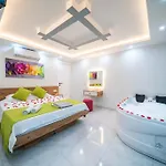 Kalkan Deniz Manzaralı Havuzlu Bahçeli Villa *