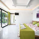 Kalkan Deniz Manzaralı Havuzlu Bahçeli Villa