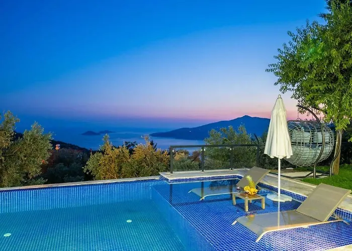 Kalkan Deniz Manzarali Havuzlu Bahceli 别墅