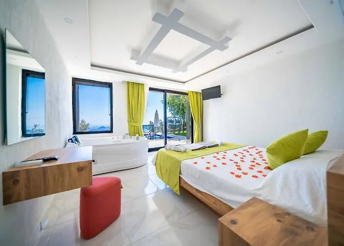 Kalkan Deniz Manzarali Havuzlu Bahceli 别墅