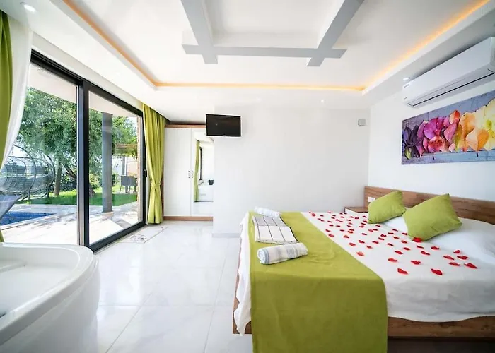 Kalkan Deniz Manzarali Havuzlu Bahceli 别墅