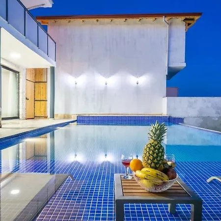 Kalkan Deniz Manzarali Havuzlu Bahceli Villa