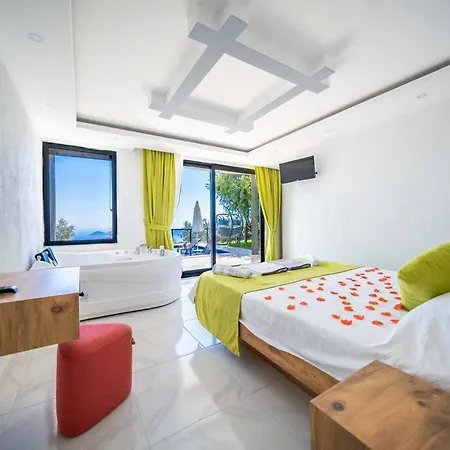 Kalkan Deniz Manzarali Havuzlu Bahceli Villa